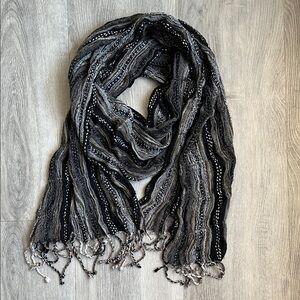Textured scarf with fringe